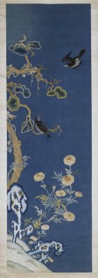 图片[1]-Embroidered Cypress and Chrysanthemum Starling Figure Axis-China Archive